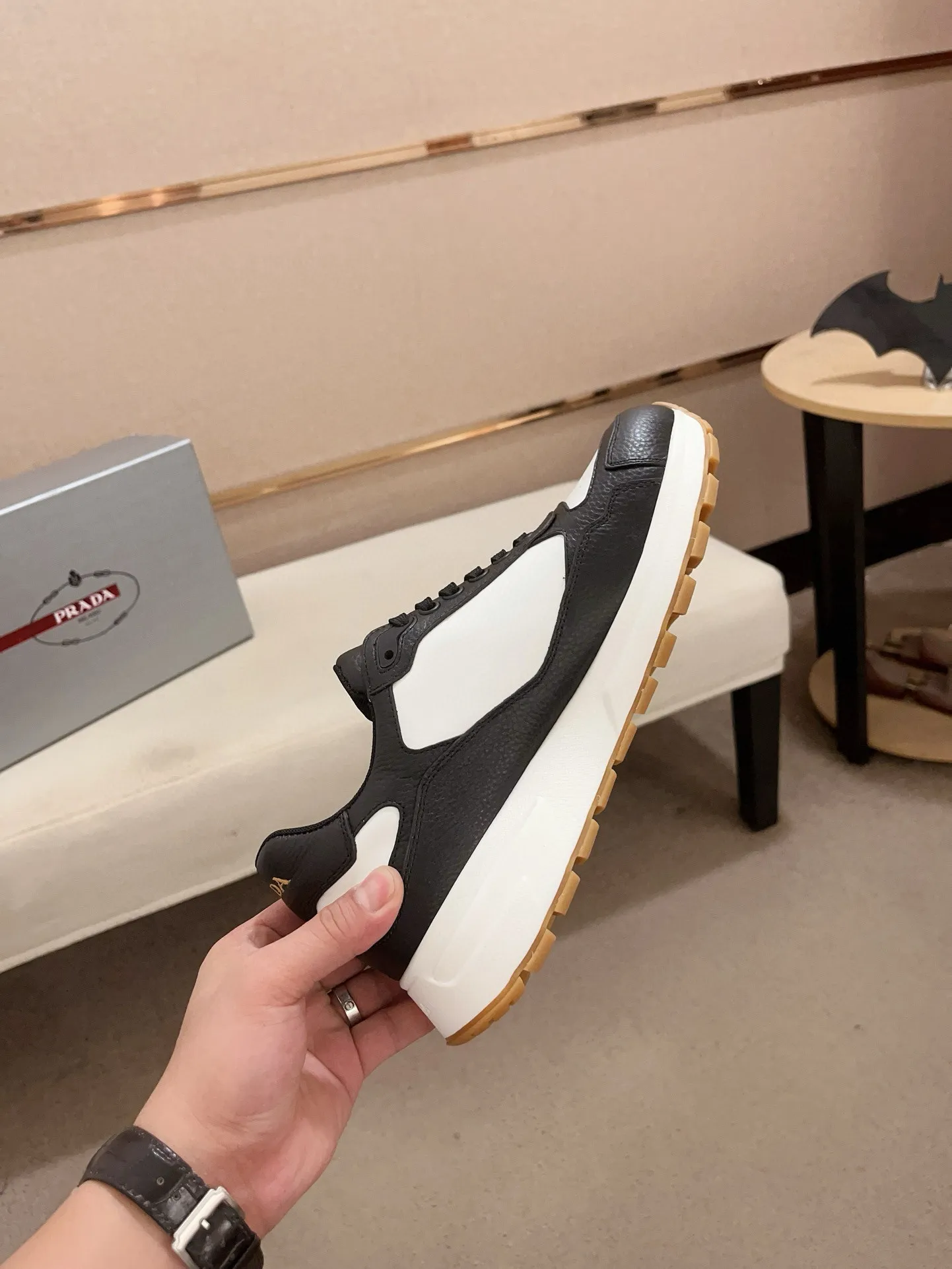 Men's shoes 💰 580💰 ✔️✔️✔️High-quality new PRADA counters are launched simultaneously. The new men's shoes and 😘 fabrics are made of selected first-layer cowhide with superb craftsmanship. Lining: Full cowhide lining. 👍🏿 High-end ☄️ air-cushion molded anti-slip rubber outsole, exquisite lines, simple and elegant, comfortable and high-end for leisure travel. Code number: 38 to 45 (can be customized to 46 to 47, non-refundable)